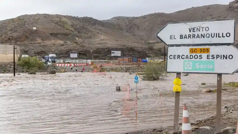 Imagen 1 de Aemet alerta por lluvia naranja en Canarias y olas en Cádiz