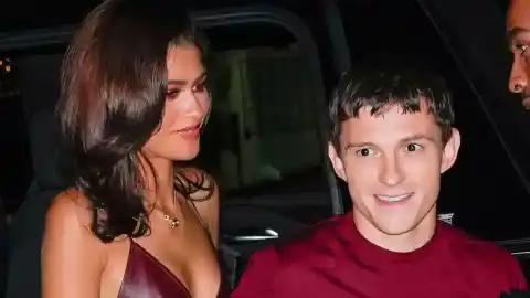 Imagen 1 de Zendaya y Tom Holland caminan juntos con su alianza