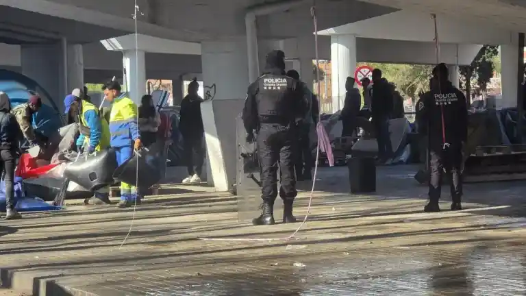 Imagen 1 de Operativo de limpieza en el asentamiento de los desalojados bajo la autopista de Badalona