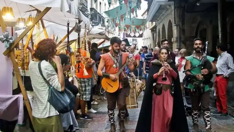 Imagen 1 de El Mercado Medieval de Arriondas revive la Semana Santa