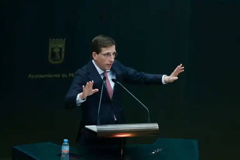 Imagen 1 de Vecinos lanzan folios al pleno por venta de pisos públicos