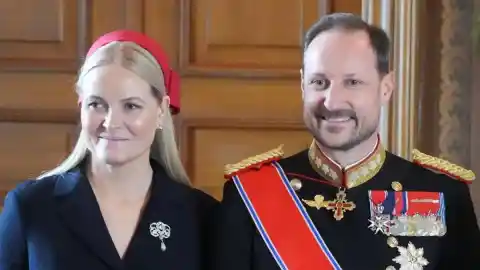 Imagen 1 de Mette-Marit regresa a la vida pública y envía un mensaje con un broche cargado de intención