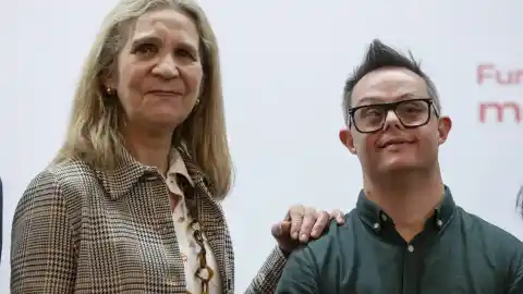 Imagen 1 de Infanta Elena presenta libro de Héctor Santana