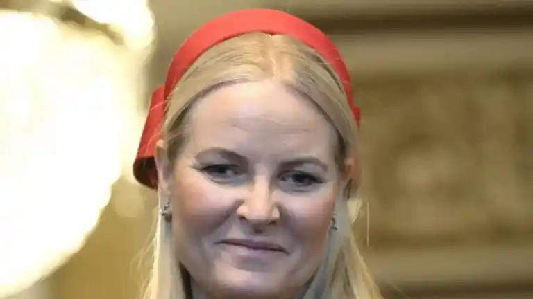 Imagen 1 de Mette-Marit de Noruega da la sorpresa ante sus primos, Felipe y Matilde de Bélgica, tras su entrevista y el gesto de Haakon