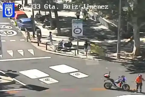 Imagen 1 de Los Tedax desalojan la glorieta de San Bernardo tras detener a un hombre con una granada de la Guerra Civil en el bolsillo