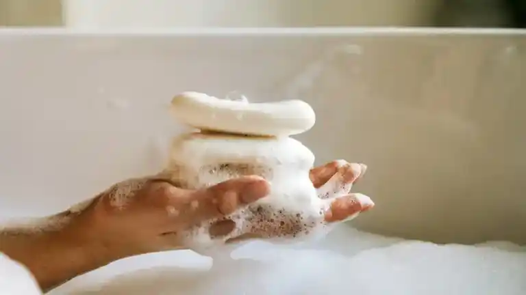 Imagen 1 de Jabón de cúrcuma: el nuevo aliado ‘beauty’ que promete difuminar manchas y unificar el tono de tu piel