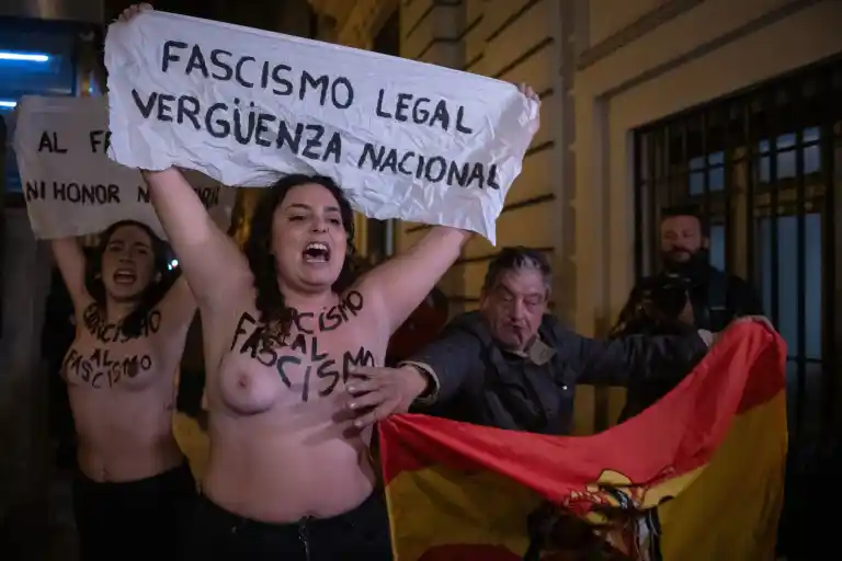 Imagen 1 de La ministra de Igualdad critica la agresión sexual a dos activistas de Femen: “Cómo de impune se tiene que sentir para hacerlo delante de las cámaras”