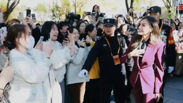 Imagen 1 de La Reina echa flores a China donde desata la 'letimanía'