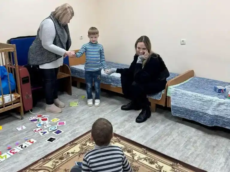 Imagen 1 de Angelina Jolie visita un hospital en una de las ciudades más peligrosas en Ucrania