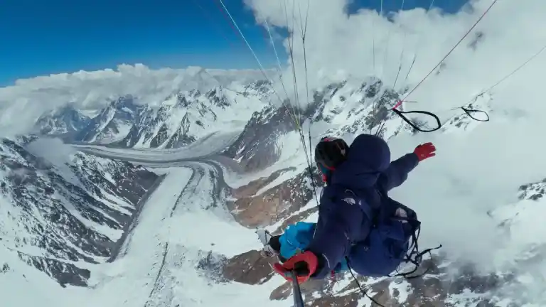 Imagen 1 de Benjamin Védrines, el escalador  revolucionario del siglo XXI, triunfa con un documental soberbio que recoge su récord de velocidad en el K2