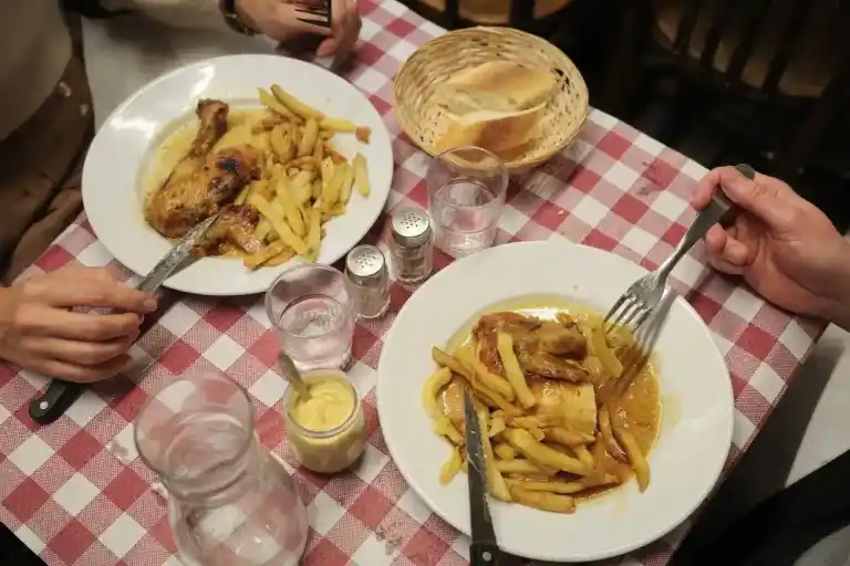 Imagen 1 de Un pollo asado a 6,86 euros: el plato estrella de Le Bar Fleuri, un bistró parisino que genera colas en la calle