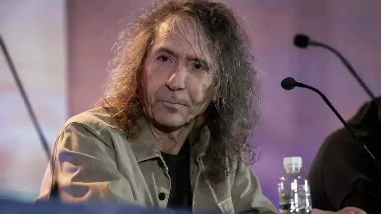 Imagen 1 de Doce horas de homenaje en Plasencia para despedir a Robe Iniesta