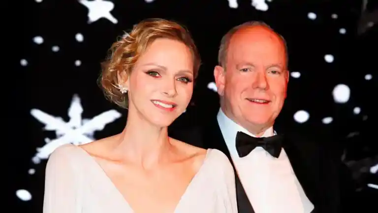 Imagen 1 de Charlene de Mónaco deslumbra con un vestido blanco en el Baile de Navidad del Principado