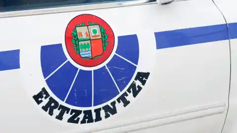 Imagen 1 de Detenido tras intentar robar en un comercio de telefonía rompiendo el cristal con un patinete eléctrico en Vitoria