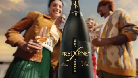 Imagen 1 de Freixenet desafía la formalidad y convierte el brindis en un momento épico