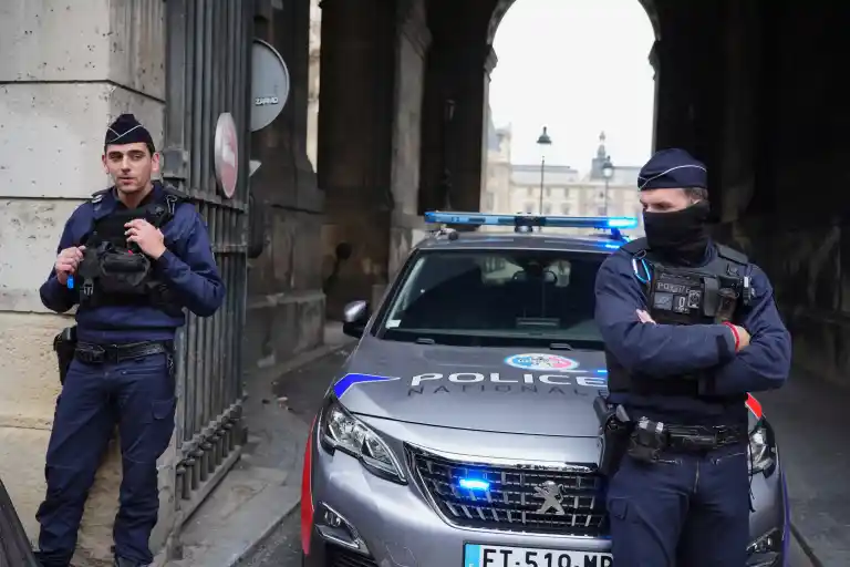 Imagen 1 de Al menos tres mujeres heridas tras ser atacadas por un hombre con un cuchillo en el metro de París