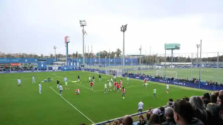 Imagen 1 de Comunión entre jugadores y afición del Espanyol antes del derbi