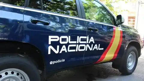 Imagen 1 de Detenidos en Valladolid una mujer por golpear a un policía tirándolo al suelo mientras su hijo se resistía