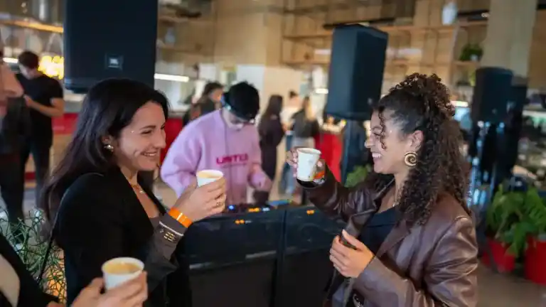 Imagen 1 de Las ‘coffee’ raves ya no son para el verano: “Amo una fiesta de mañana, saludable y sin alcohol”