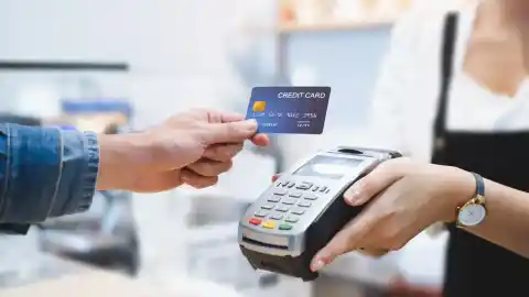 Imagen 1 de Una camarera es condenada por estafar 51.000 euros a un cliente con su tarjeta
