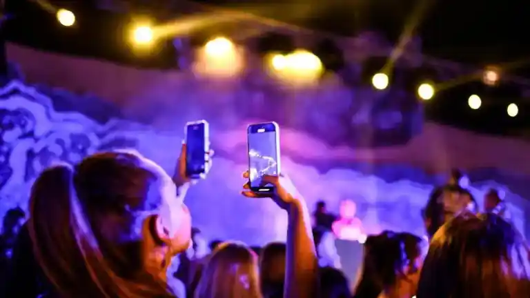 Imagen 1 de Discotecas “phone-free”: ¿cómo cambia la experiencia de ir a locales que prohíben usar el móvil?