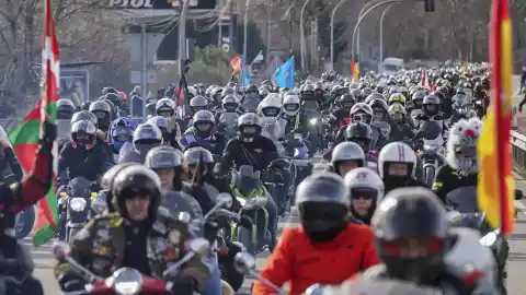 Imagen 1 de Los 'Pingüinos' recorren Valladolid en el Desfile de Banderas de una edición "masiva"