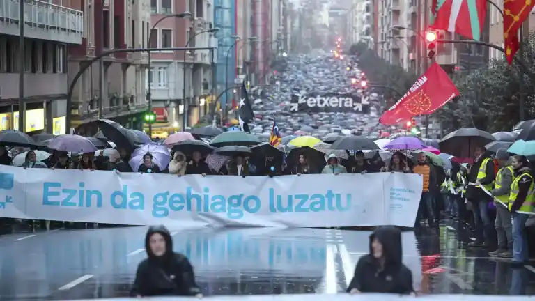 Imagen 1 de Miles de personas se manifiestan en Bilbao exigiendo derechos para los presos de ETA
