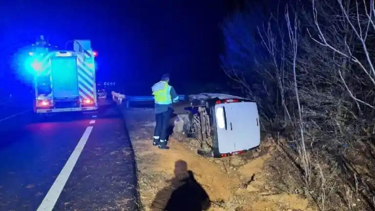 Imagen 1 de Muere el conductor de una furgoneta al salirse de la vía y chocar con una arqueta en Teruel
