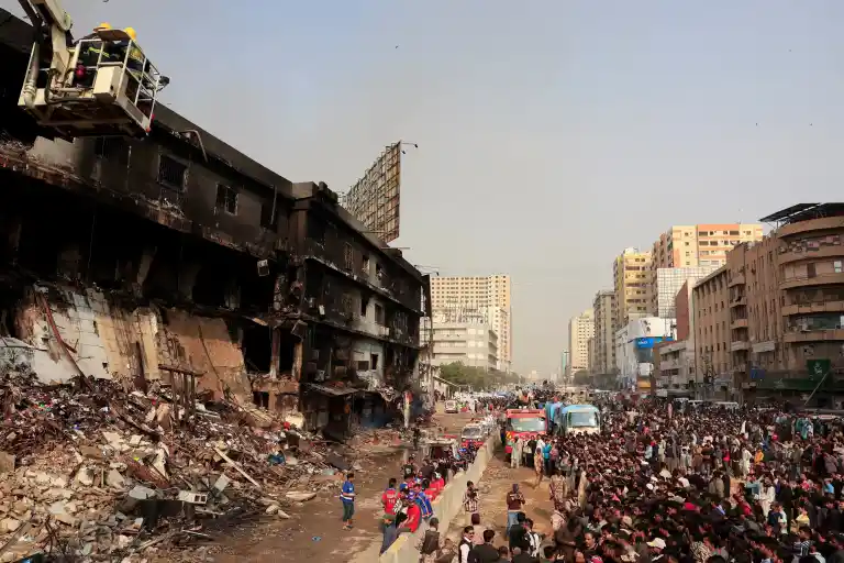 Imagen 1 de Al menos 21 muertos en un incendio en un centro comercial de Pakistán