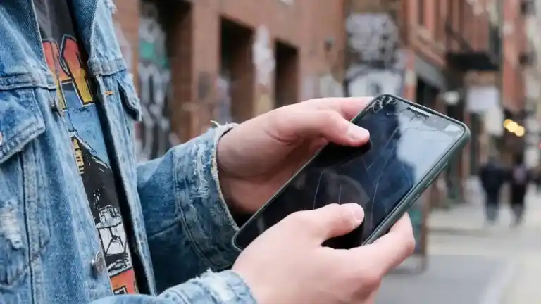 Imagen 1 de Reparar mi móvil, por fin": cada vez más consumidores se alzan contra la obsolescencia programada
