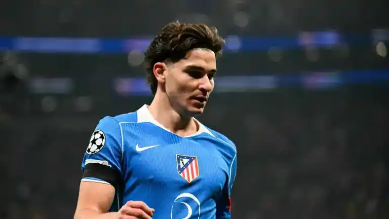 Imagen 1 de El Atlético de Madrid siente la ausencia de Julián Álvarez y confía en la capacidad de Jan Oblak para liderar el ataque en el partido contra el Fenerbahçe en Estambul.
