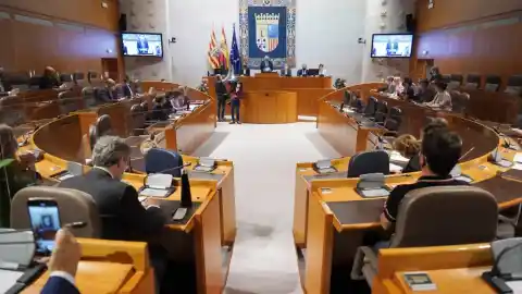 Imagen 1 de Los diputados de las Cortes de Aragón disfrutan de una serie de beneficios, incluyendo salarios y dietas.