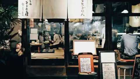 Imagen 1 de Un bar de la ciudad ha generado controversia al establecer una política de acceso que limita la entrada a personas mayores de 40 años. Según los dueños del local, la medida se toma para mantener el "ambiente que buscamos", que no se adapta a la edad avanzada.