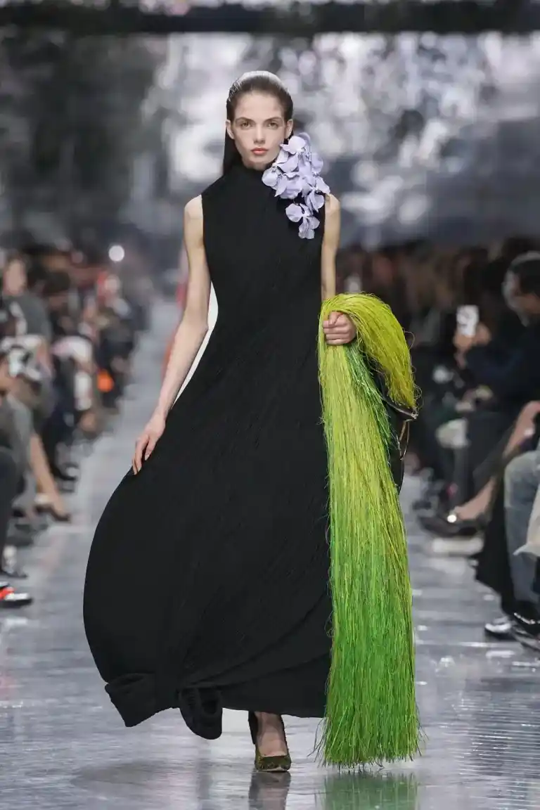 Imagen 1 de El universo de Christian Dior se inspira en la naturaleza, donde flores y formas escultóricas se fusionan en un lenguaje de belleza y elegancia.