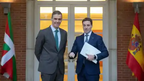 Imagen 1 de Sánchez y Pradales programan celebrar la Comisión Bilateral antes de abril, con el objetivo de transferir nuevas competencias, incluyendo la gestión de aeropuertos.