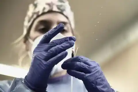 Imagen 1 de La sanidad vasca ha decidido reanudar la vacunación de 253 personas, la mayoría bebés, que habían sido inoculados con una vacuna que había caducado.