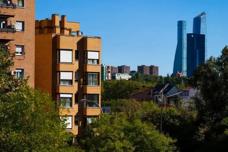 Imagen 1 de La oferta de alquiler en España experimenta un descenso del 5% en un año, lo que supone la pérdida de más de 33.000 viviendas en el mercado.