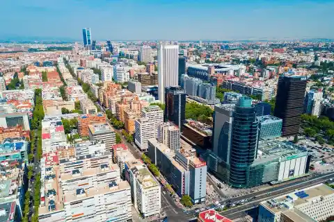 Imagen 1 de La compraventa de viviendas baja un 2,4% en noviembre: ¿qué zonas lideran las caídas?