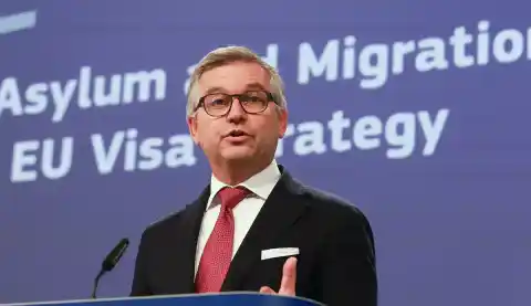 Imagen 1 de Bruselas refuerza su política de visados para fortalecer sus fronteras, mientras que España implementa una amplia regularización de inmigrantes: "Cada país tiene su propio camino".