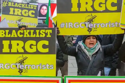 Imagen 1 de La Unión Europea ha decidido incluir a la Guardia Revolucionaria de Irán en su lista de organizaciones terroristas. Esta decisión se basa en la represión sangrienta que el régimen iraní ha ejercido sobre las protestas de su pueblo.