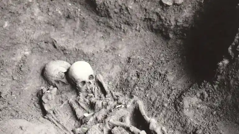 Imagen 1 de La historia de una madre y su hija, víctimas de una rara enfermedad, se remonta a 12.000 años atrás, cuando fueron enterradas en Italia.