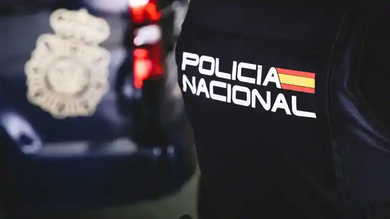 Imagen 1 de Un hombre ha sido detenido en Huesca después de utilizar tarjetas de crédito robadas y gastarse más de 1.000 euros en compras de bebidas en bares.