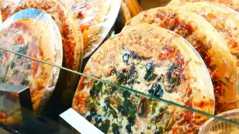 Imagen 1 de Solo dos pizzas del supermercado son aprobadas por la Organización de Consumidores y Usuarios (OCU): una es de Eroski y la otra de Mercadona.