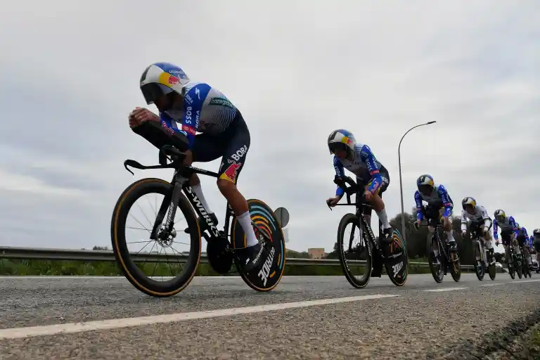 Imagen 1 de Movistar Team se muestra dispuesto a luchar por el triunfo en la contrarreloj de Mallorca, donde su líder Remco Evenepoel y su equipo Red Bull Racing se perfilan como principales contendientes.