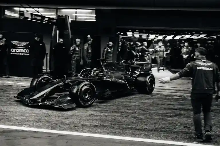 Imagen 1 de Aston Martin ha presentado oficialmente su nuevo coche de competición, el AMR26, en el Circuito de Montmeló, diseñado por el legendario ingeniero Adrian Newey.