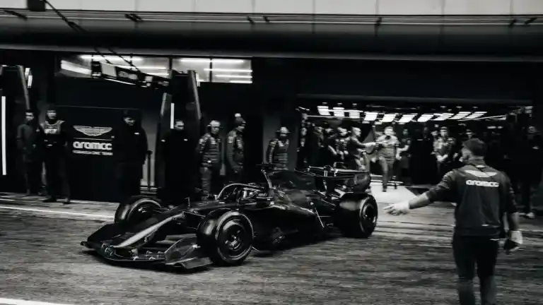 Imagen 1 de Aston Martin hace su debut en el circuito, sin la presencia de Fernando Alonso, y es necesario que la grúa lo remueva.