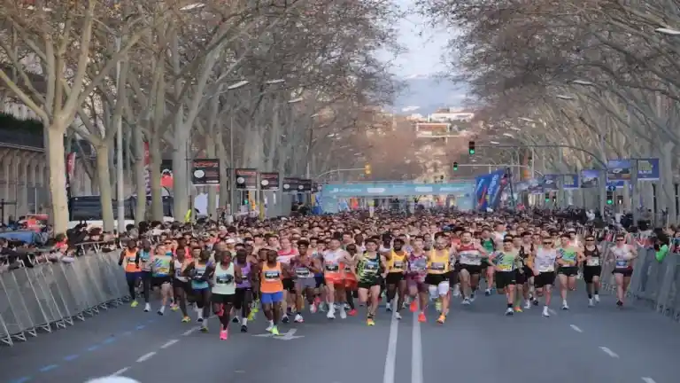 Imagen 1 de Las semanas previas a la media maratón son fundamentales para prepararse y evitar lesiones. A continuación, te presentamos algunos consejos para que puedas aprovechar al máximo este período de entrenamiento.

En las últimas semanas, es importante reducir la intensidad y aumentar la duración de tus entrenamientos. Esto te permitirá adaptarte a la distancia y evitar el agotamiento. Además, es fundamental incluir sesiones de recuperación y estiramientos para prevenir lesiones y mantener el músculo flexible.

Es importante evitar cambios bruscos en tu rutina de entrenamiento, ya que esto puede generar estrés y aumentar el riesgo de lesiones. En lugar de eso, puedes variar tus entrenamientos para mantener la motivación y evitar la monotonía.

También es fundamental cuidar tu nutrición y hidratación. Asegúrate de consumir una dieta equilibrada y beber suficiente agua antes, durante y después de tus entrenamientos.

Finalmente, no te olvides de dormir lo suficiente y descansar adecuadamente. Un buen descanso