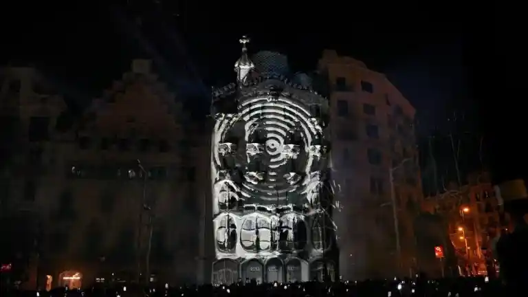 Imagen 1 de Este fin de semana, se podrá disfrutar del 'mapping' de la Casa Batlló, un espectáculo visual que transformará la fachada de este emblemático edificio.