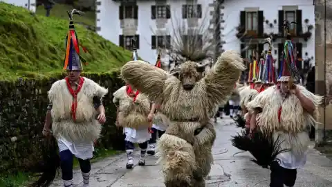 Imagen 1 de Más allá de los Pirineos, se esconde un misterio que une los carnavales vascos con la cultura de Bulgaria y el Cáucaso.