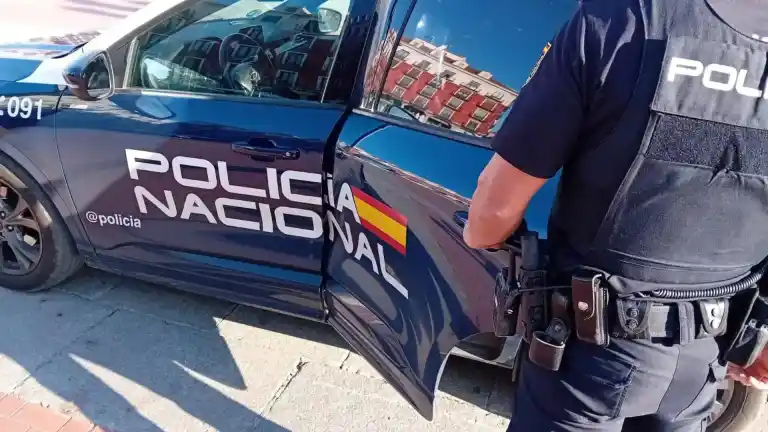 Imagen 1 de Un hombre fue detenido en Valladolid después de una disputa en un casino, donde amenazó a otros con una pistola de aire.